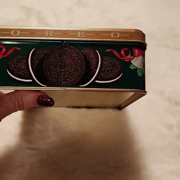 OREO UNLOCK THE MAGIC TIN CHRISTMAS CAN. 1993 - Picture 4 of 7